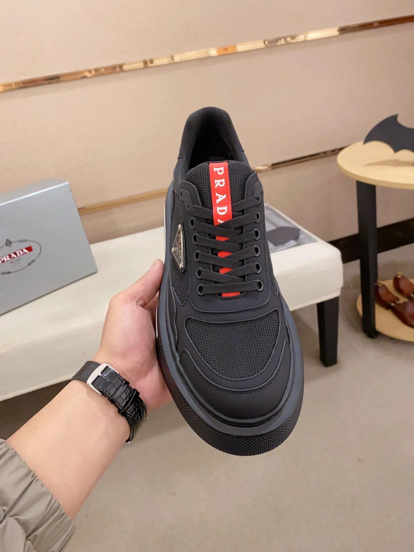 Men's shoes 💰 580💰 ✔️✔️✔️Higher version High-quality new PRADA (Prada) counters are launched simultaneously, new men's shoes, 😘fabrics are selected from breathable fly weave fabrics. Lining: Imported cowhide leather lining. 👍🏿High-end☄️Open-molded non-slip rubber outsole, exquisite lines, simple and elegant, comfortable and high-end for leisure travel. Number of yards: 38 to 44.